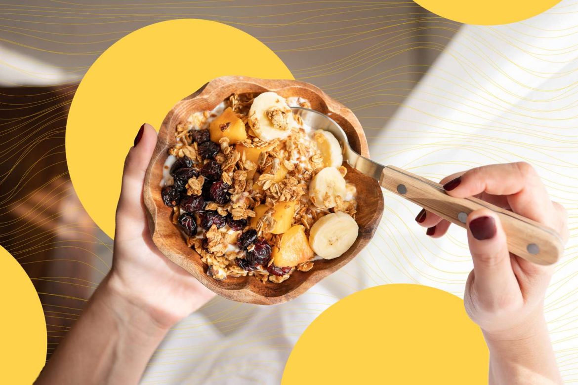 We Asked 6 Dietitians How to Buy the Healthiest Granola